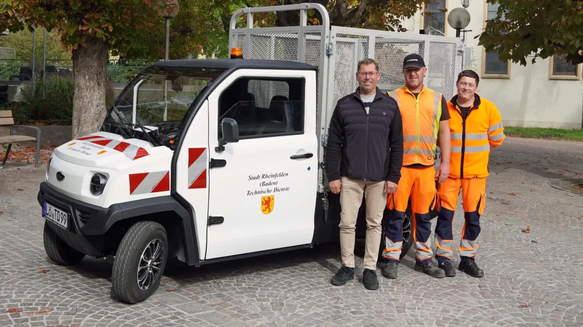Amtsleiter Matthias Huber, Vorarbeiter Christoph Retz und Luca Rümmele vom Reinigungsdienst (von links) freuen sich über das neue E-Fahrzeug.