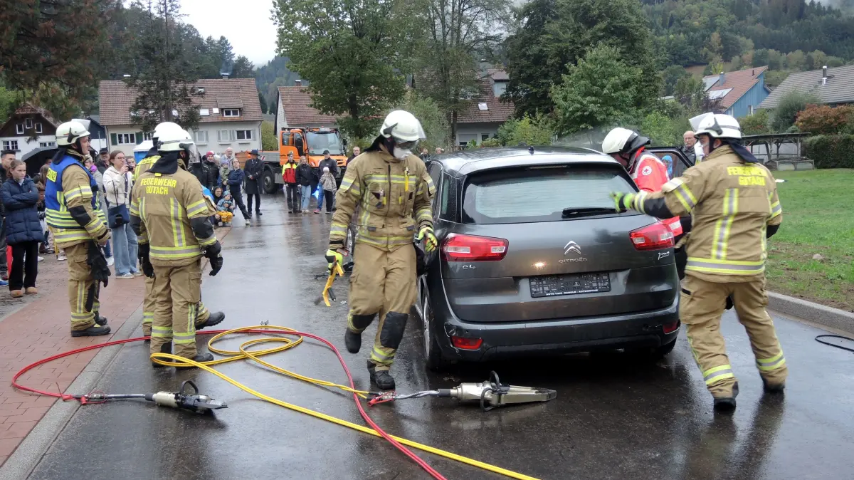 Zahlreiche Zuschauer verfolgten die Übung.
