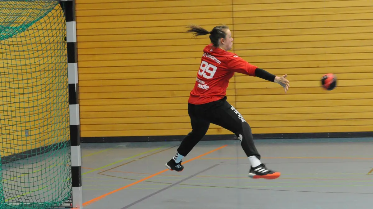 Kurios: Teilweise waren nur noch Torhüterin Kim Winkler und eine weitere Spielerin auf dem Feld.