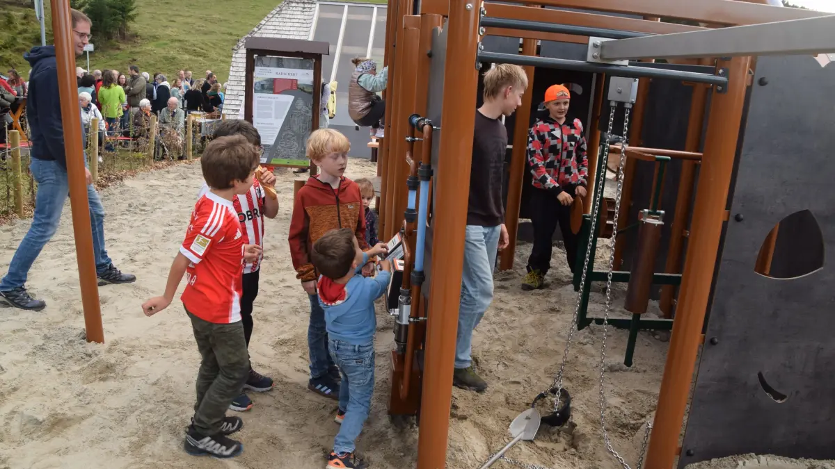 Der Bergbau-Spielplatz auf dem Radschert in Todtnauberg ist eingeweiht. Die Kinder freut es.