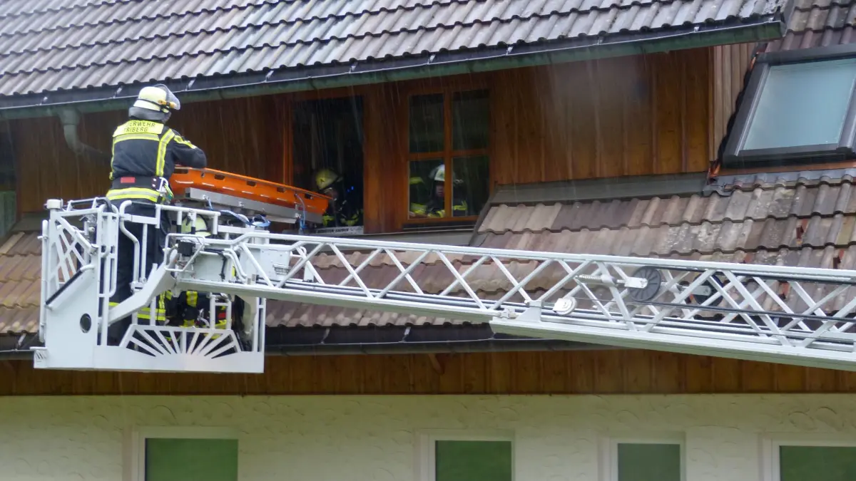 Mit der Drehleiter aus Triberg konnten verletzte Personen aus dem Dachgeschoss gerettet werden.