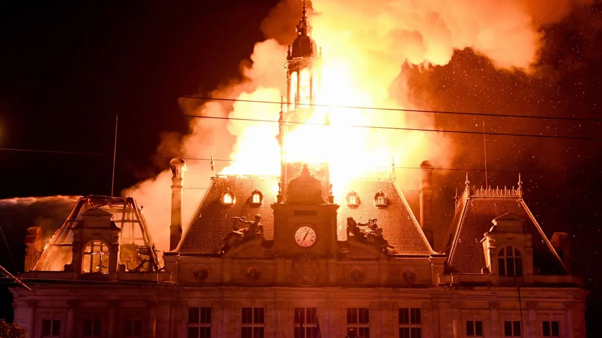Protesttag in Frankreich: Dieses Foto zeigt, wie ein Feuer das Rathaus in Limoges in Zentralfrankreich zerstört, nachdem eine Gruppe von Personen im Rahmen einer landesweiten Mobilisierungsaktion gegen hohe Lebenshaltungskosten gewaltsam in das Gebäude eingedrungen war. (zu dpa: «Bundesregierung fürchtet kein Übergreifen der Proteste aus Frankreich»)