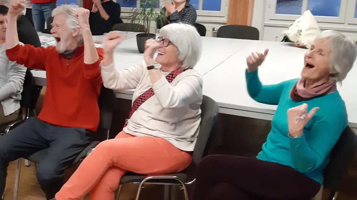 Linke bejubeln Bundestagswahl Prognose: Emanuel Peter, Ute Donie, Monika Peter