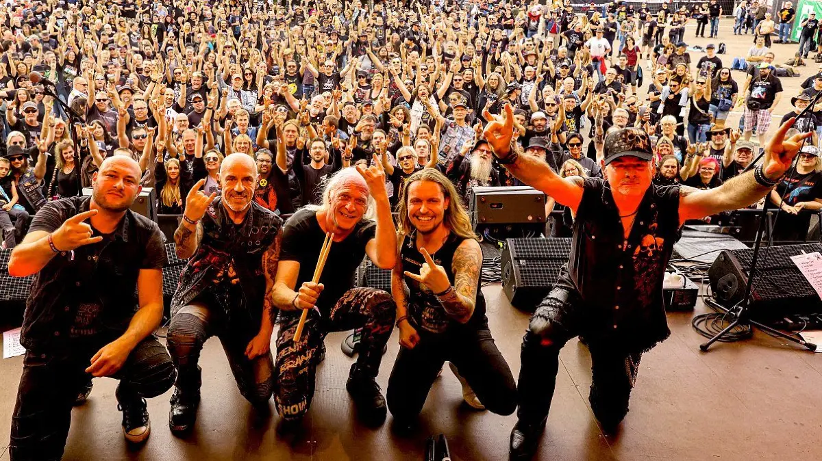 Heißt am 24. Oktober die Fans im Gasthof Adler willkommen: Die Band Skull & Crossbones mit dem ehemaligen Horber Forensick-Sänger Tobi Hübner (Zweiter von rechts).