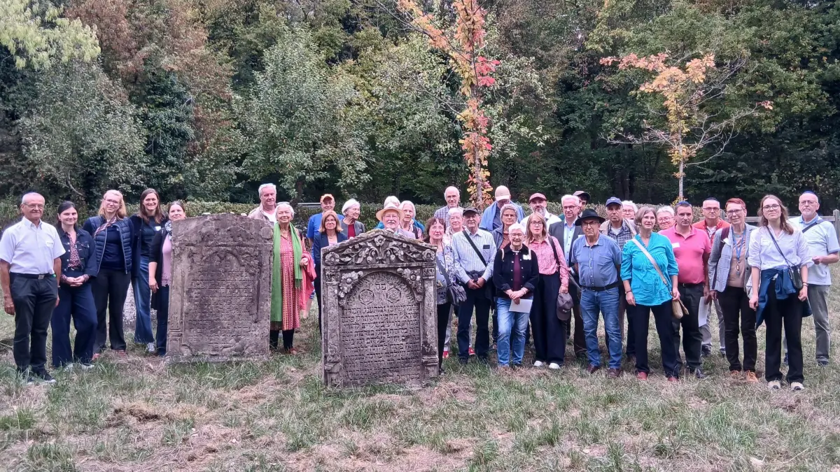 Gruppenfoto des „Günzburg-Netzwerkes“ auf dem Jüdischen Friedhof Mackenheim (Elsass)