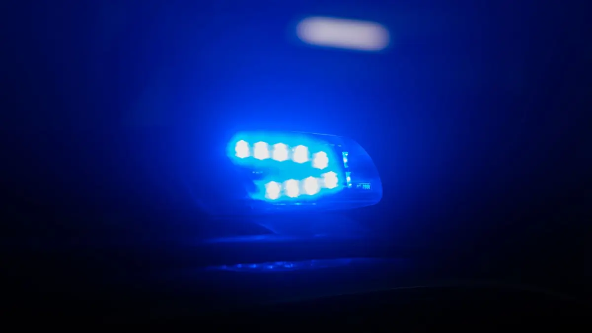 Polizei Symbolbild: Blaulicht leuchtet auf dem Dach eines Polizeiautos. (zu dpa: «Unfall auf A13: Autobahn zeitweise voll gesperrt»)