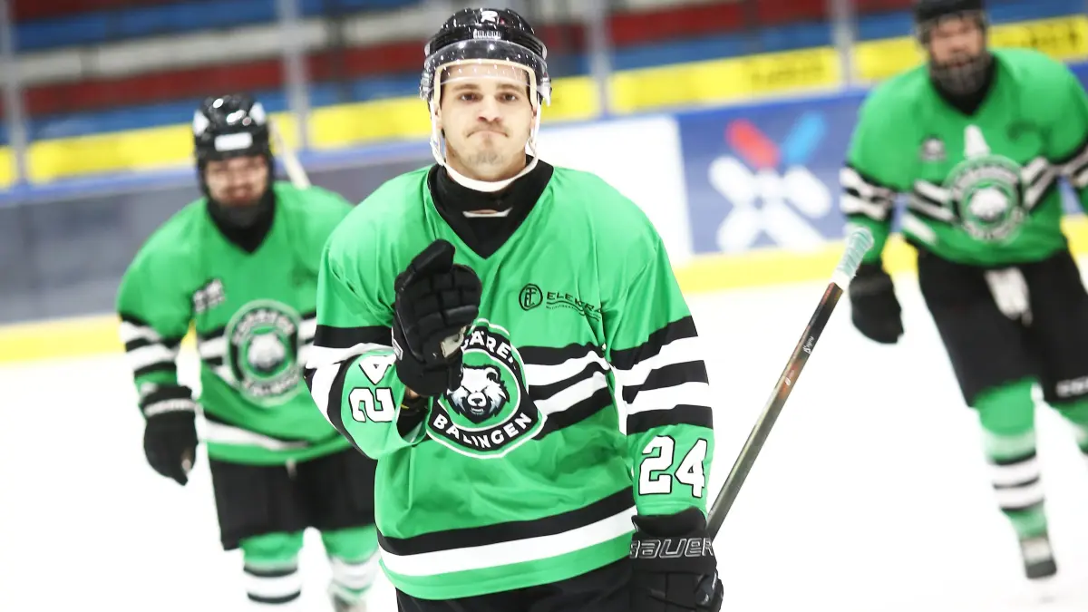 Florian Zeiselmeier setzte den Schlusspunkt zum 7:3-Auswärtssieg der Eisbären in Stuttgart.