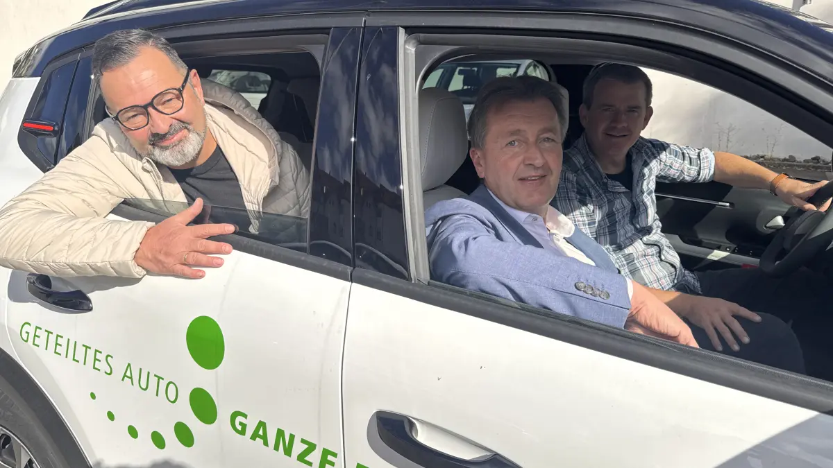 Haben bereits eine Probefahrt absolviert: Axel Mayer, Leiter des Stadtplanungsamtes (links), und Oberbürgermeister Roland Tralmer.