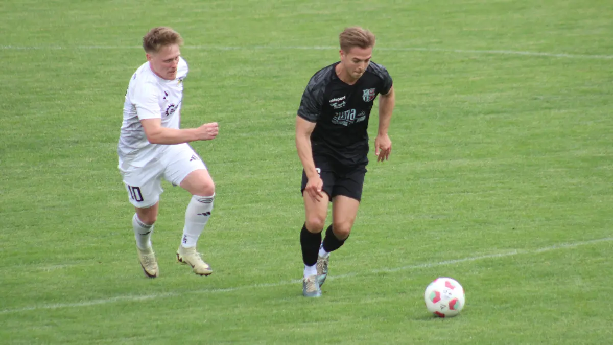 Während Fabio Mauch (rechts) mit einem Freistoßtreffer und Doppelpack für die SG Marbach/Rietheim zu überzeugen wußte und 7:2 gewann, wartet Union-Kapitän Dominik Wölfle mit seinem Team seit sechs Spielen auf einen Punktgewinn.