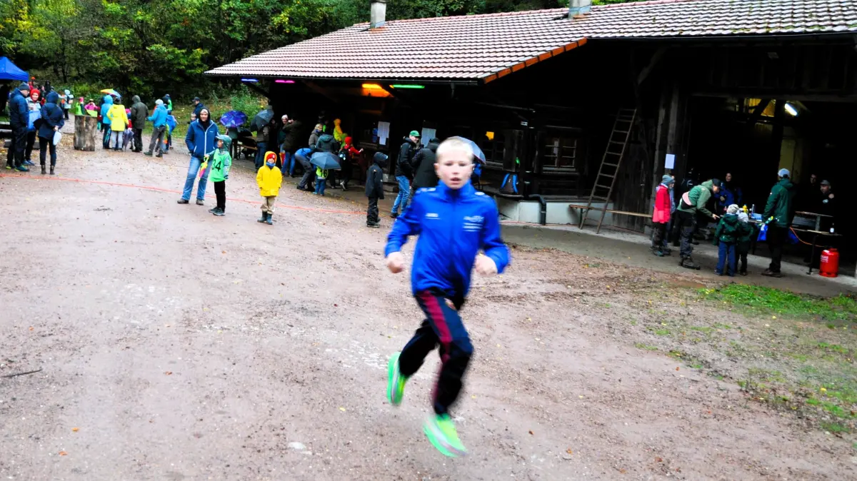 Milan Knauf von der Turnerschaft Langenau läuft sich warm – beim Fackellauf auf dem Lippe glänzt er mit Bestleistung.