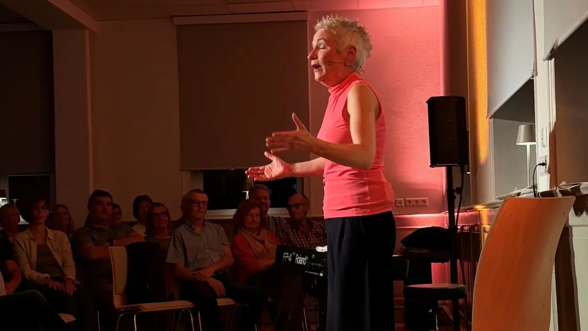 Tina Häussermann beim Comedy-Abend in Pfrondorf