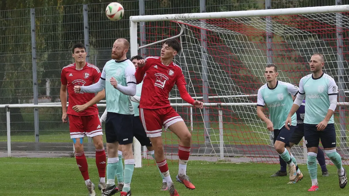 Der SV Gültlingen (in Rot) gewinnt gegen Grün-Weiss Ottenbronn mit 3:1.