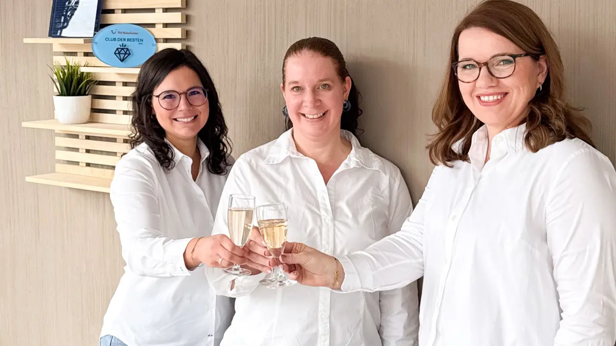 Sabrina Starick, Cathrin Okuwa und Nadine Potratz (von links) vom TUI ReiseCenter in Rottweil stoßen auf ihre Auszeichnung an.