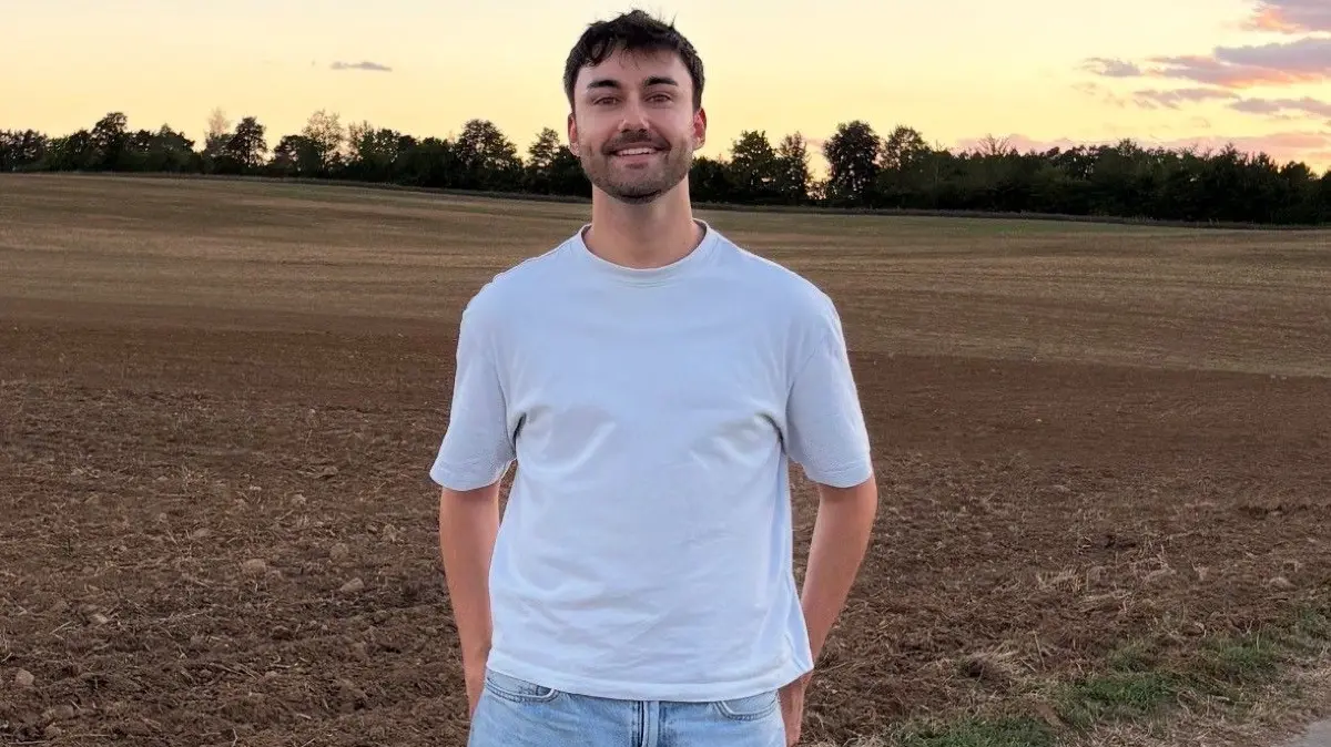 Luis Schneiderhan vor einem Feld im Horber Stadtteil Nordstetten, wo er wohnt. Nach intensiven Jahren in Berlin schätzt der 25-Jährige wieder die ländliche Community und die direkte Nähe zur Familie.