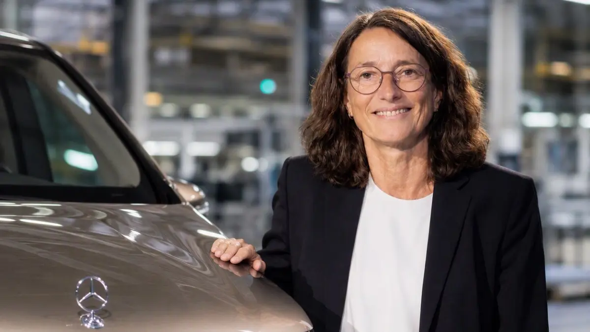 Elke Pusskeiler, Leiterin Mercedes-Benz Vans Operations, wird das Unternehmen zum 31. Januar 2027 nach mehr als 35 Jahren Konzernzugehörigkeit auf eigenen Wunsch verlassen.
Elke Pusskeiler, Head of Mercedes-Benz Vans Operations, will leave the company at her own request on January 31, 2027, after more than 35 years with the Group.