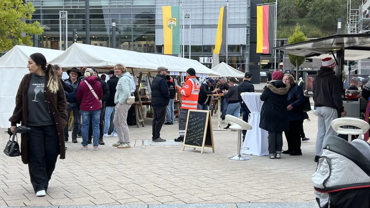 Geselliger Treffpunkt: Trotz herbstlicher Temperaturen zog es zahlreiche Besucher auf den Altensteiger Marktplatz, um das gastronomische Angebot und die besondere Atmosphäre zu genießen