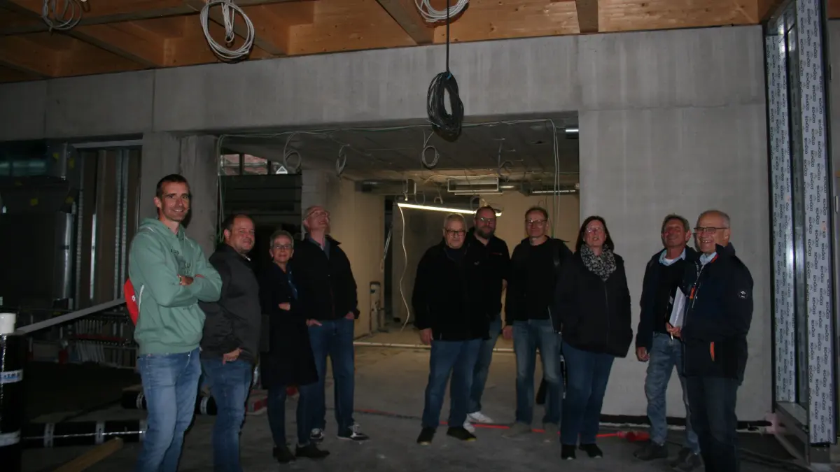 Mitglieder des Bauausschusses machten sich in der Stadthalle ein Bild vom Fortgang der Bauarbeiten.