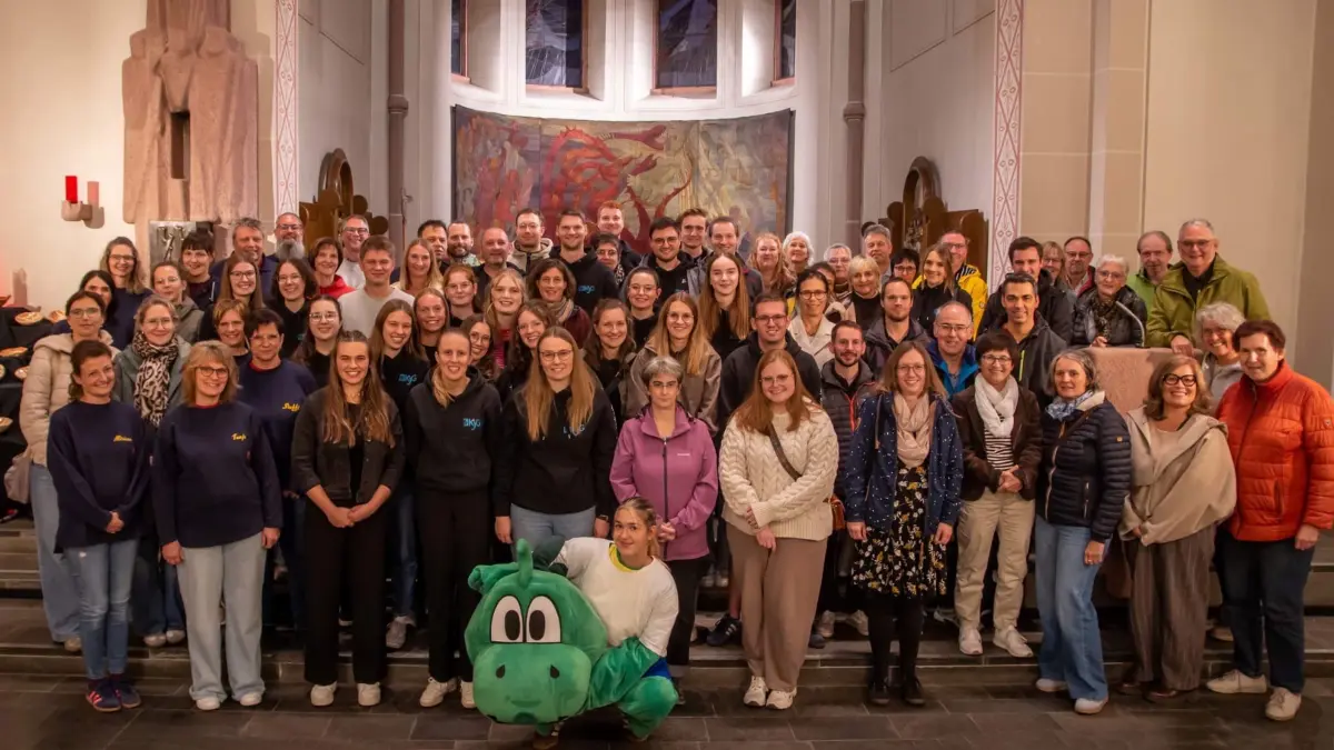Gruppenfoto mit allen aktuellen und ehemaligen Mitgliedern