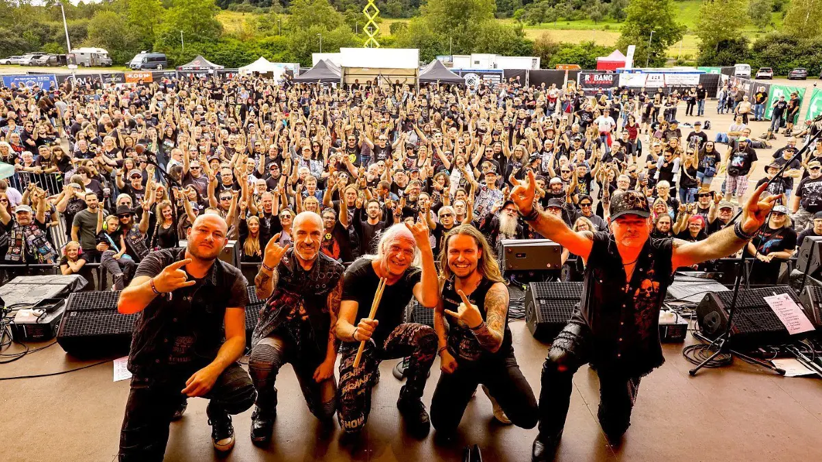 Heißt am 24. Oktober die Fans im Gasthof Adler willkommen: Die Band Skull & Crossbones mit dem ehemaligen Horber Forensick-Sänger Tobi Hübner (Zweiter von rechts) sind Headliner beim Metalabend.