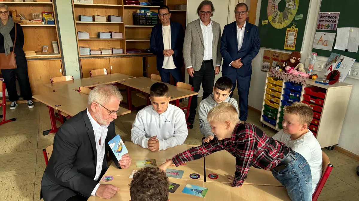 Wie fühlst du dich? Sozialpädagoge Bernhard Marx in Aktion mit Schülern der Goetheschule. Im Hintergrund (von links): Schulleiter Jörg Nägelin, Regierungspräsident Carsten Gabbert und Oberbürgermeister Klaus Eberhardt.