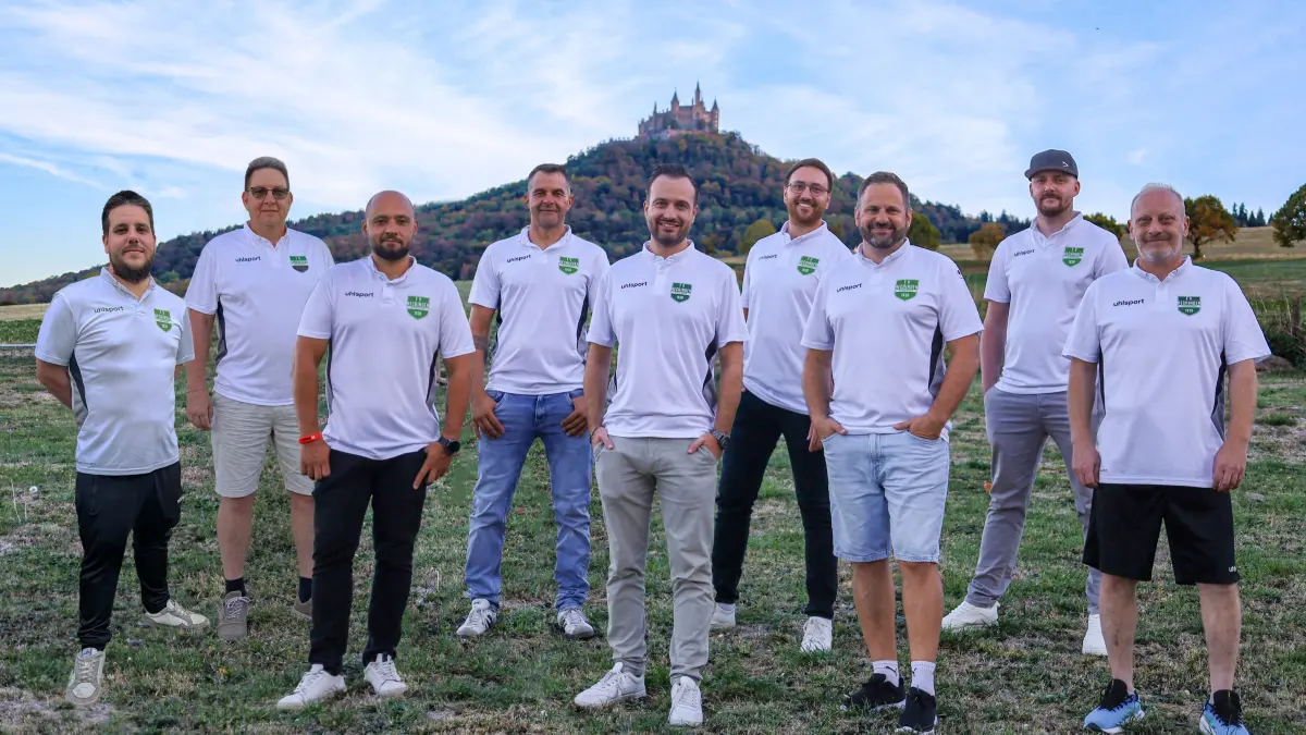 Das neu gewählte Führungsteam der FV Hechingen e. V. setzt sich wie folgt zusammen: Nicklas Becker (1. Vorsitzender), Tobias Krüger (2. Vorsitzender), Daniele Raddi (Kassier), Daniel Schlaier (Jugendleiter), Patrick Silber (Festwart), Alexander Remennoj (AH-Leiter), Kevin Weber, Michael Konsdorf, Michael Salomo (alle Beisitzer).