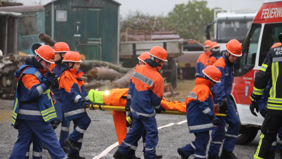 Bei der Übung der Jugendfeuerwehr galt es unter anderem auch, Menschen zu retten.