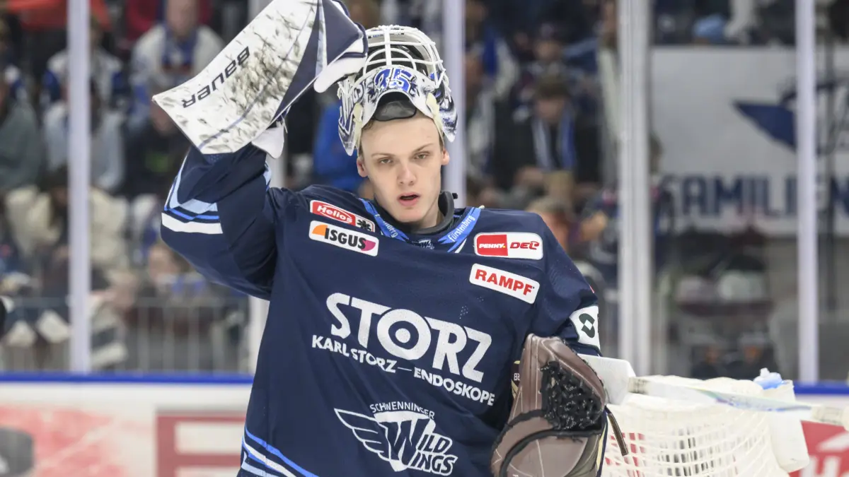 im Bild v.l. : Simon Wolf Schwenninger Wild Wings, Freisteller, GER, BW, VS, Penny DEL, Eishockey Liga, Spieltag 6, Schwenninger Wild Wings vs Straubing Tigers in der Helios Arena in Villingen-Schwenningen, 04.10.2026, *** In the photo, from left: Simon Wolf, Schwenninger Wild Wings cutout GER BW VS Penny DEL Ice Hockey League Matchday 6 Schwenninger Wild Wings vs. Straubing Tigers at the Helios Arena in Villingen-Schwenningen, October 4, 2026, Copyright: HMBxMedia/UwexKoch