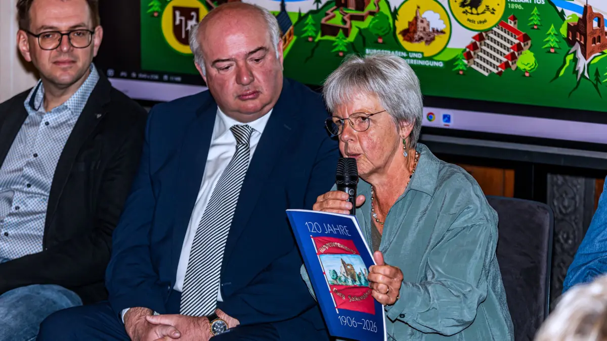 Renate Much stellte die Festschrift der Falkensteiner zum 120-jährigen Bestehen vor.