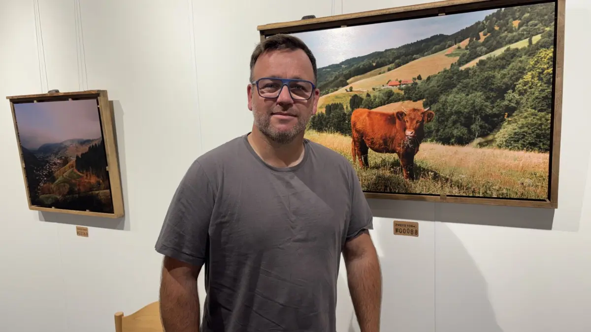 Felix Schelb vor einer seiner Fotografien seiner Ausstellung "Zweite Form"