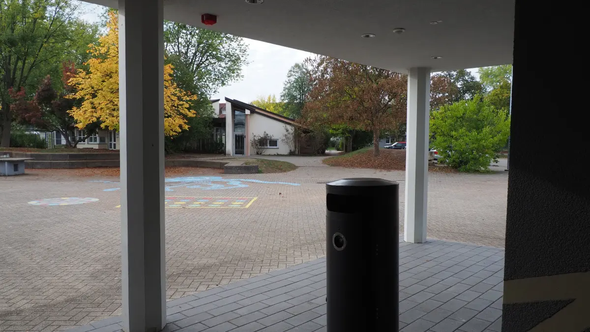 Rund um die Halle und die Grundschule (hinten) bleibt ein Wärmenetz eine Zukunftsoption. Vorerst wird die Idee aber auf Eis gelegt.