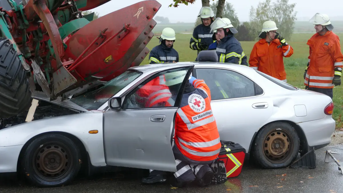 Mit vereinten Ideen und klugem Einsatzplan retten die Einsatzkräfte von Feuerwehr und DRK bei der Herbsthauptprobe in Mundelfingen den schwer verletzten Beifahrer.
