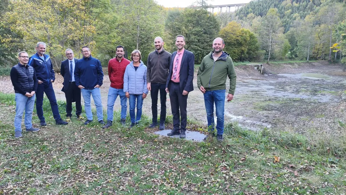 Der Gemeinderat von Villingendorf besichtigt den erfolgreich sanierten vierten Fischweiher.