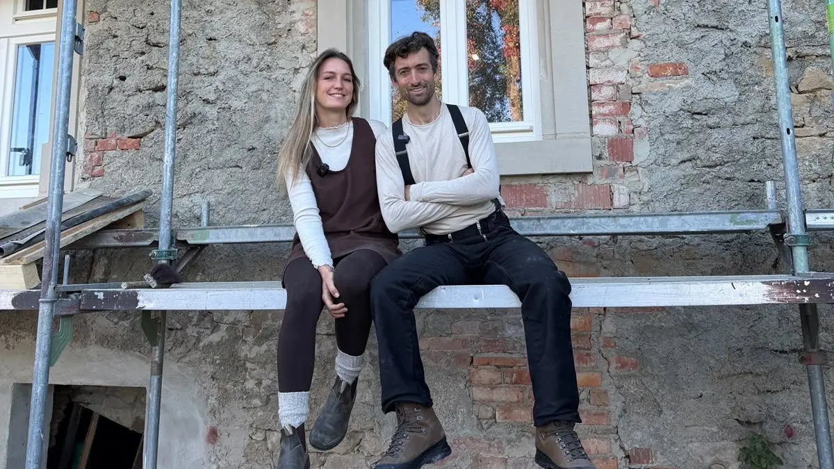 Geraldine Schüle und ihr Mann Patrick sanieren seit mehreren Jahren mit viel Eigenleistung und vor den Augen von 500.000 Followern einen rund 500 Jahre alten, denkmalgeschützten Bauernhof. Nun kooperieren sie mit der Handwerkskammer Freiburg, um mehr Menschen fürs Handwerk zu begeistern.