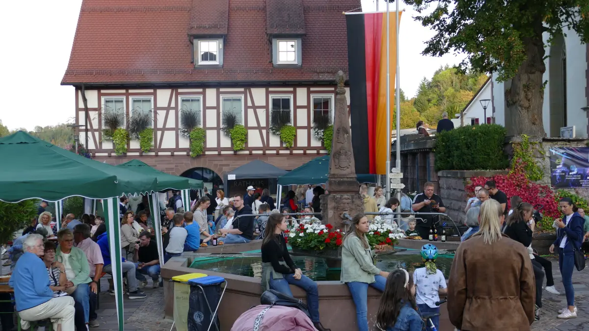 Deutschland singt und klingt“ vor dem Haiterbacher Rathaus auf dem Marktplatz