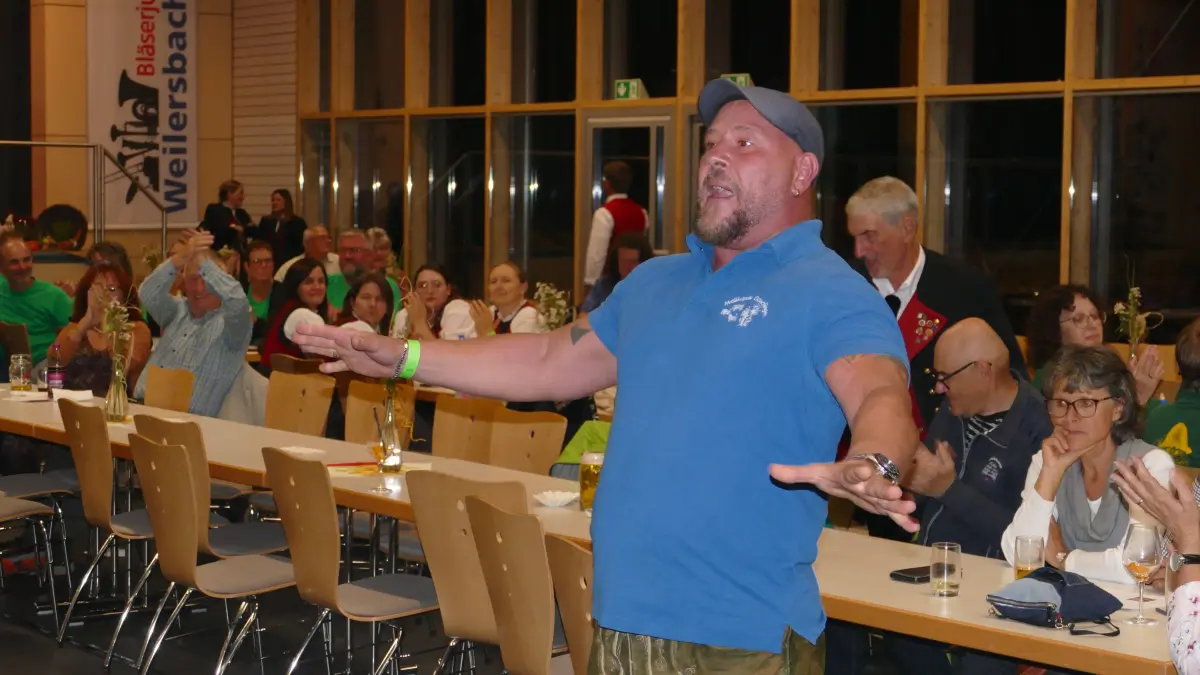 Die Auftritte von Gabor Fehervari stechen voll Energie und Emotion, wie auf dem Foto als Dirigent der Musikkapelle Dauchingen.