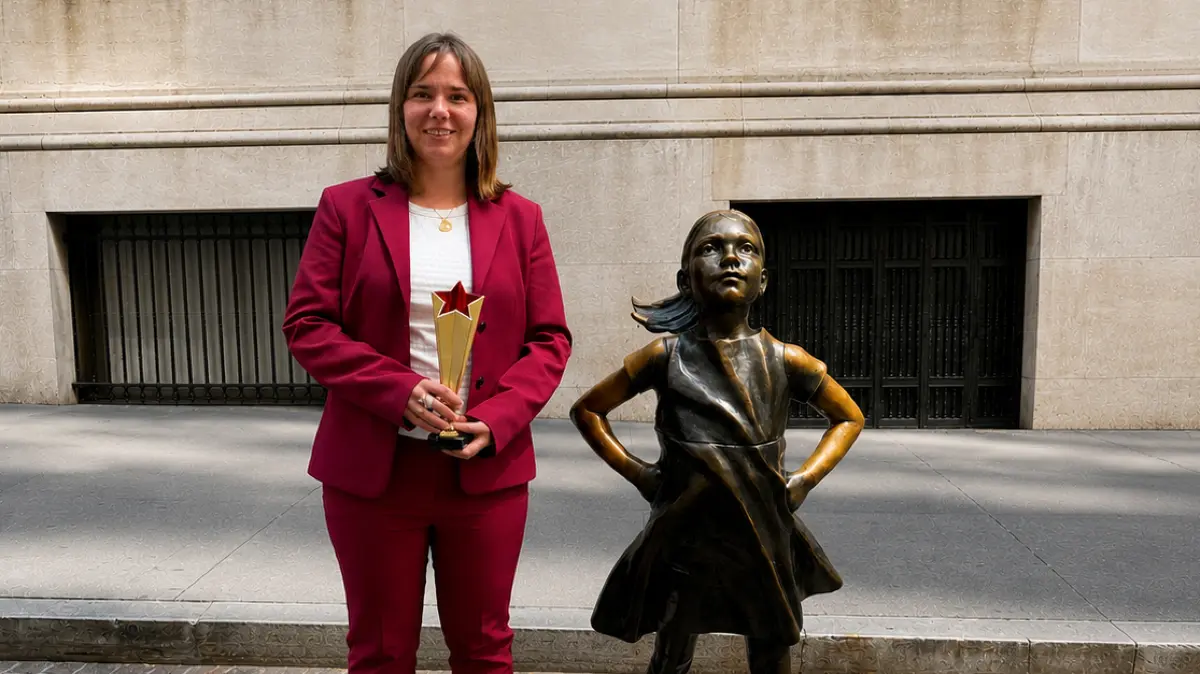 Marina Moser und das Fearless Girl Heidi Kuls in New York.