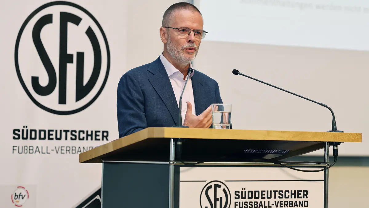 Reinhold Brandt Vizepräsident, Präsidentschaftskandidat 31. Ordentlicher Verbandstag des Süddeutschen Fußball-Verbandes SFV, Atrium der Handwerkskammer Schwaben, Augsburg, 17.10.2026 *** Reinhold Brandt, Vice President and Presidential Candidate, 31st Annual General Meeting of the South German Soccer Association SFV, Atrium of the Swabian Chamber of Crafts, Augsburg, October 17, 2026