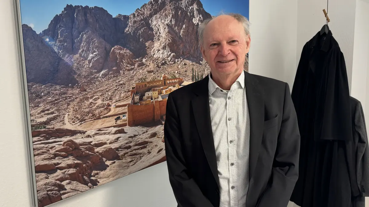 Pfarrer Michael Hoffmann in einem der Besprechungsräume im Pfarrbüro in Alt-Weil - die Bilder an den Wänden - hier das Katharinenkloster am Fuß des Berges Sinai in Israel hat er selbst ausgesucht. Sie dienen in den Büros zugleich als Schalldämpfer.