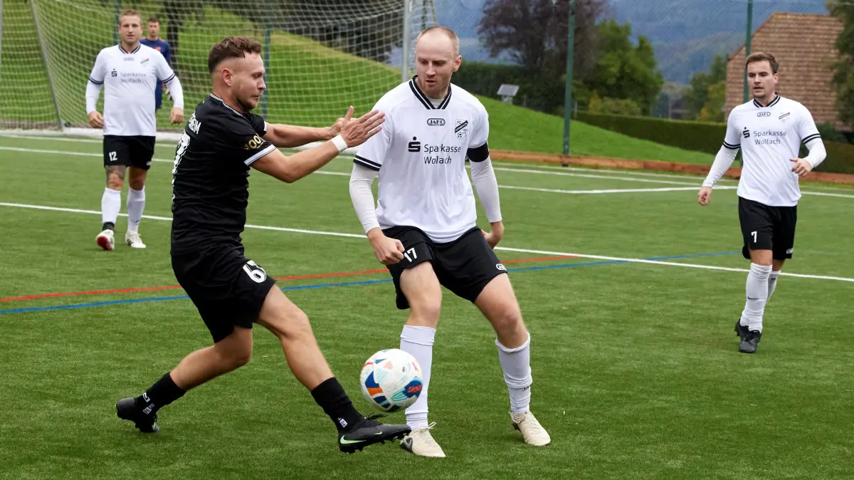 In der Kreisliga A Süd behielt der FC Kirnbach (weiße Trikots) im Duell mit dem SV Kippenheim mit 4:2 die Oberhand.