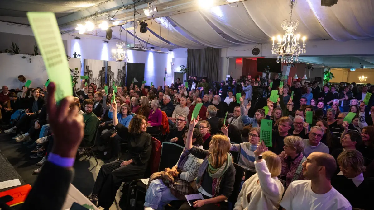Landesausschuss der Grünen in Berlin: 19.10.2026, Berlin: Bei einer Sitzung vom Landesausschuss von (Bündnis 90/Die Grünen) in Berlin wird über die Koalitionsgespräche mit den Linken und der SPD abgestimmt. Der Landesausschuss der Grünen in Berlin entscheidet über Koalitionsgespräche mit den Linken und der SPD. Foto: Christophe Gateau/dpa +++ dpa-Bildfunk +++