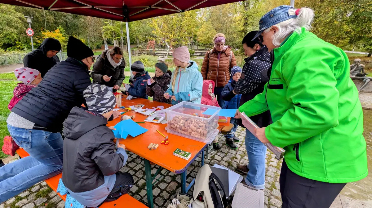 Schiffle bauen bot die Ortsgruppe Wurmlingen des Schwäbischen Albvereins an der Neckarquelle an.