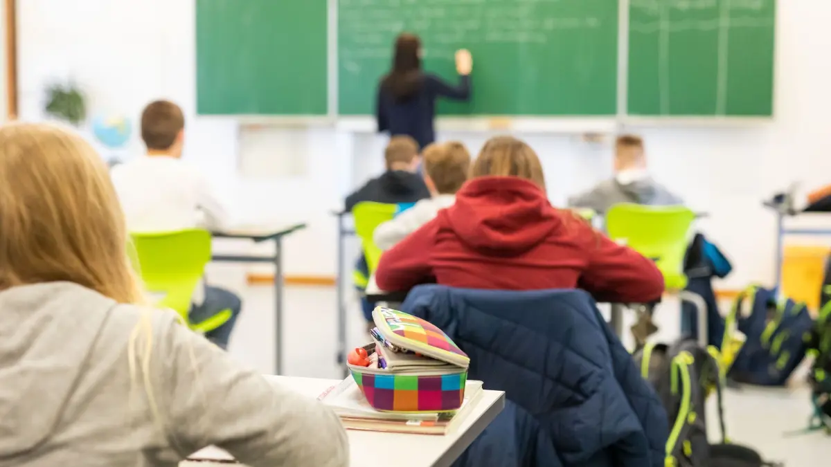 Schulunterricht: Schülerinnen und Schüler sitzen während des Unterrichts in ihrem Klassenzimmer. (zu dpa: «Gasleck in Schule: Unterricht für alle beendet»)