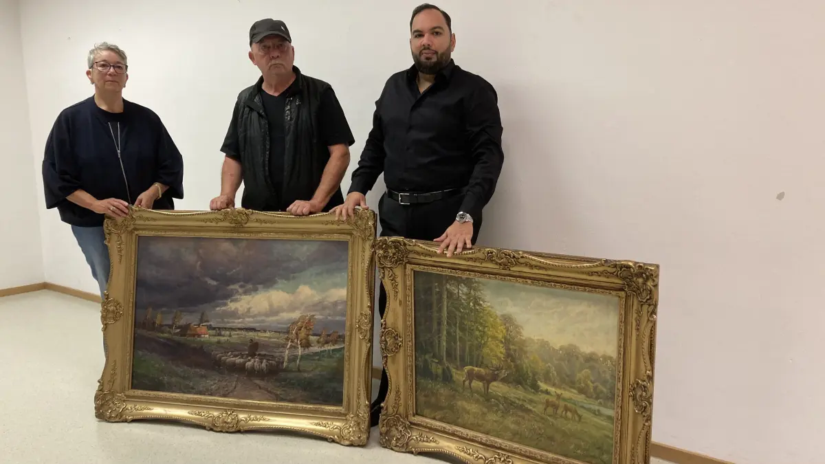Claudia und Jürgen Müller mit Aaron Gärtner (rechts) vom Mannheimer Auktionshaus
