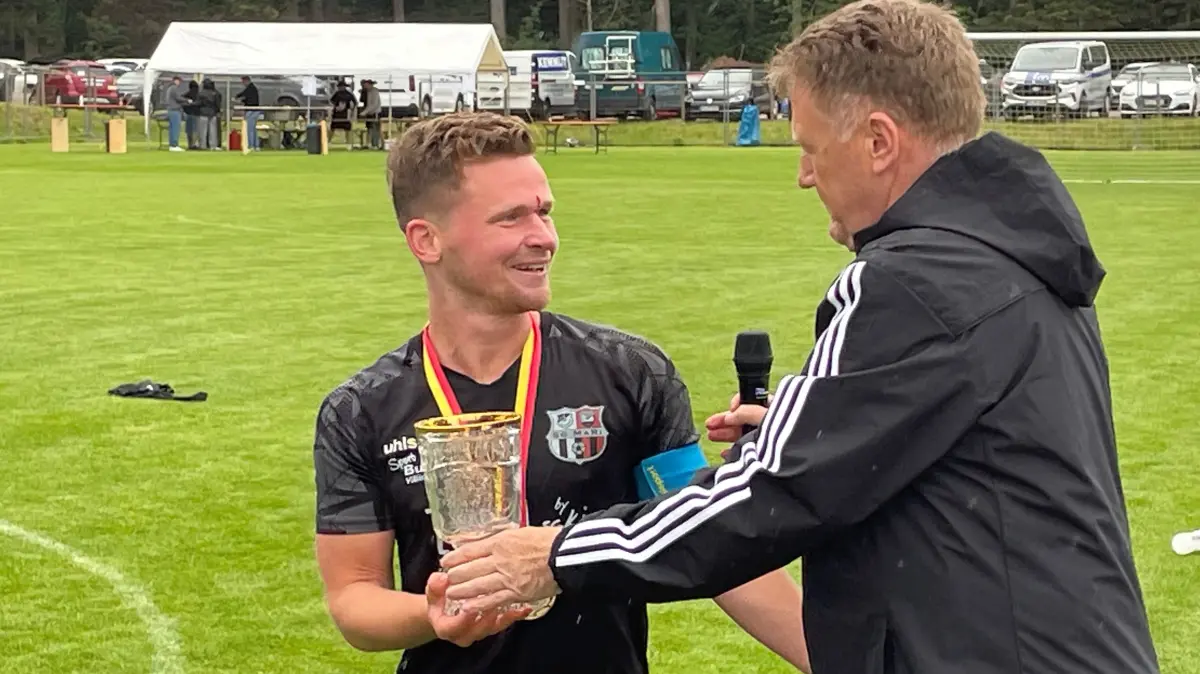 Der Bezirksvorsitzende Peter Becker (rechts mit Dominic Fischer von der SG Marbach/Rietheim) darf 2027 einem neuen Pokalsieger den "Pott" überreichen.
