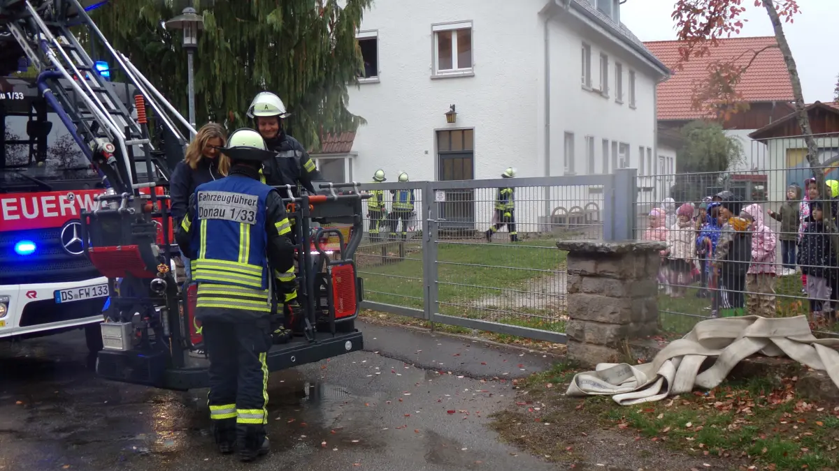 Übungsobjekt der Wolterdinger Feuerwehr-Herbstprobe ist der Kindergarten. Erzieherin Andrea Haas wird mir der Drehleiter gerettet, was von den Vorschulkindern genau beobachtet wird.
