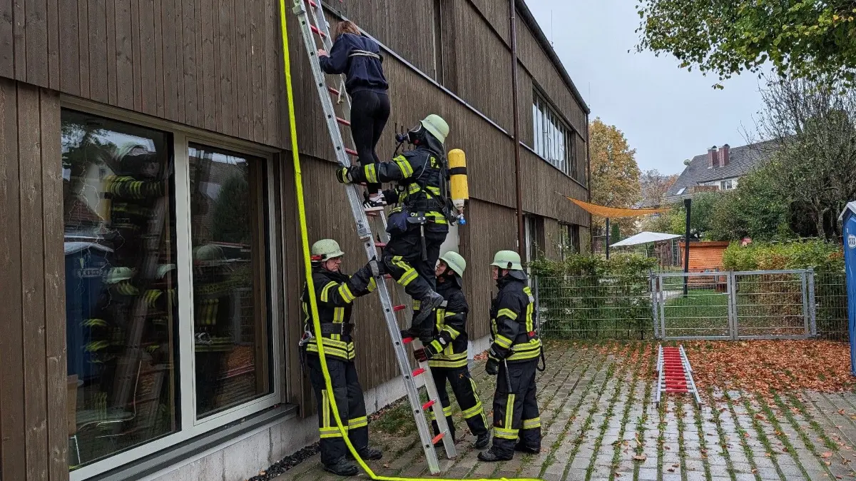 Eine Person wird aus dem oberen Stockwerk gerettet.