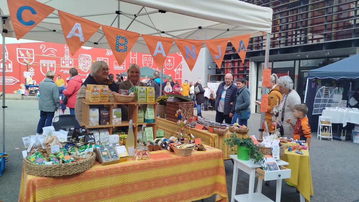 In diesem Jahr wurde der Zeller Chilbi-Markt auch auf den Platz bei Rathaus und Forum ausgeweitet. Auch der Cabanja-Weltladen war mit einem Stand vertreten.