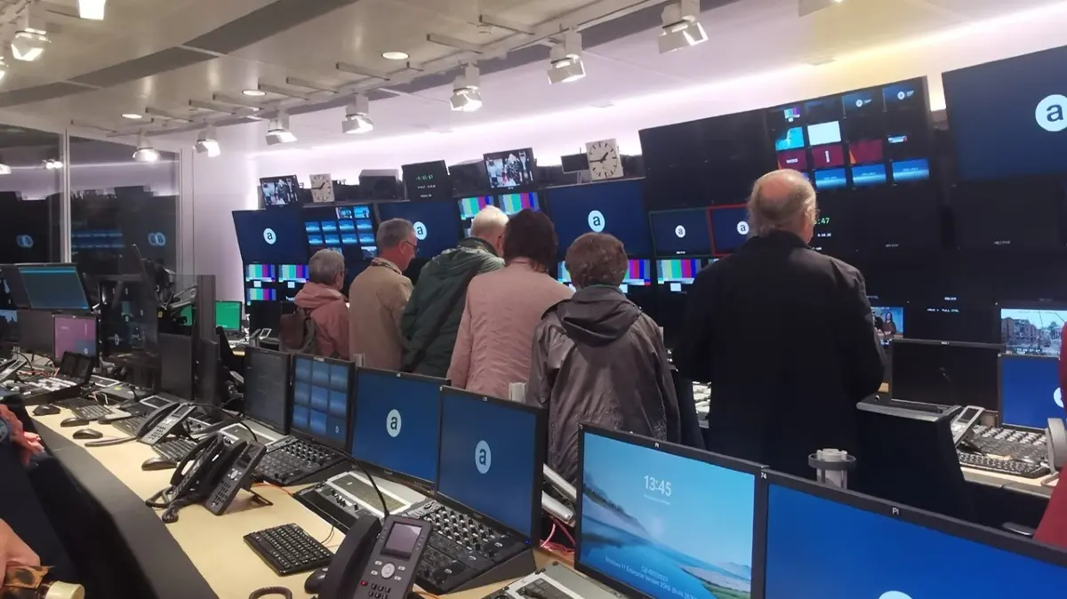 Ein Blick hinter die Kulissen: Im Regieraum des ZDF auf dem Mainzer Lerchenberg erfuhren die Herbstzeitlosen und die Teilnehmer der Binzener Kooperationsfahrt, wie Fernsehen gemacht wird.