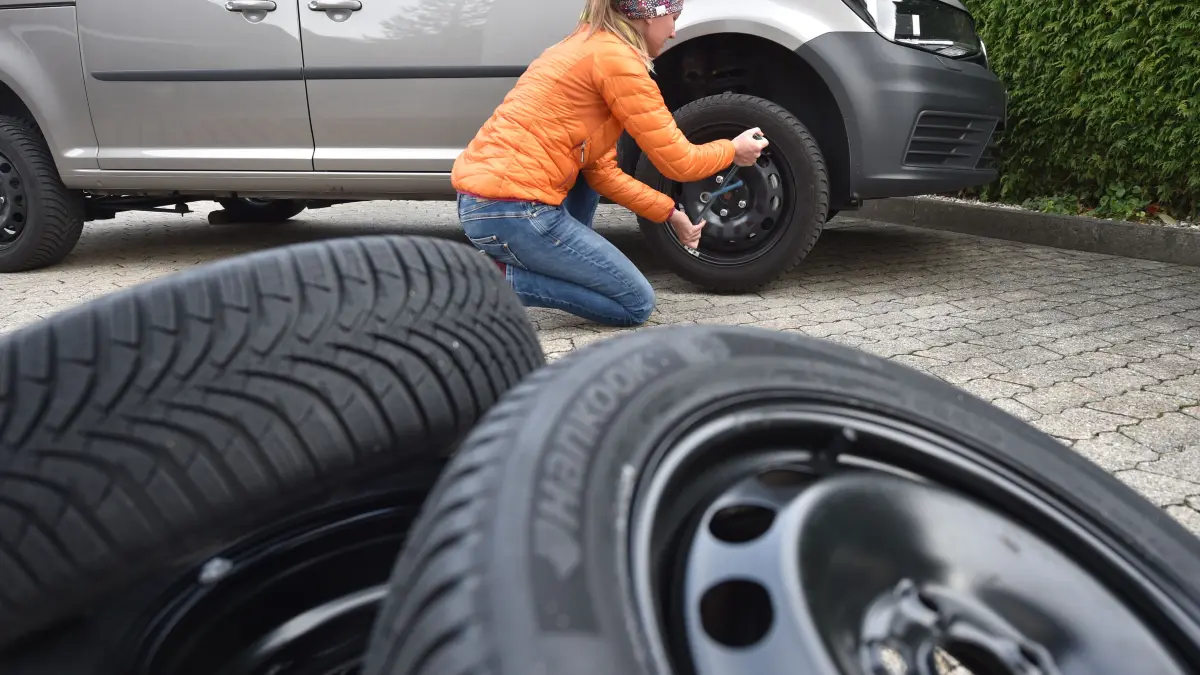 Räder selbst wechseln: Beim eigenständigen Tausch nicht die Sicherheit vergessen.