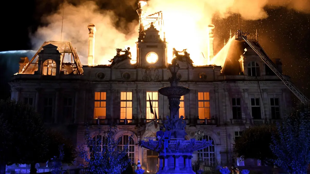 Festnahme nach Brandstiftung im Rathaus von Limoges: Dieses Foto zeigt ein Feuer, das das Rathaus in Limoges in Zentralfrankreich zerstört, nachdem eine Gruppe von Personen im Rahmen einer landesweiten Mobilisierungsaktion gegen hohe Lebenshaltungskosten gewaltsam in das Gebäude eingedrungen war. (zu dpa: «Festnahme nach Brandstiftung im Rathaus von Limoges»)